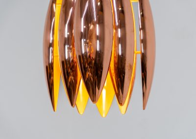 A rare copper version of the “Kastor” pendel by Jo Hammerborg for Fog & Mørup (Denmark, 1960s). An iconic example of Scandinavian modernism! This exceptional high-end piece is constructed from layered copper shells, elegantly separated by brass spacers, offering a spectacular sculptural presence. The interior is lacquered in orange, creating a warm and atmospheric glow. When illuminated, the lamp disperses light beautifully and projects a subtle star-like pattern onto the ceiling. One of Hammerborg's most striking and refined designs remaining in excellent condition, with only a light natural patina to the copper.