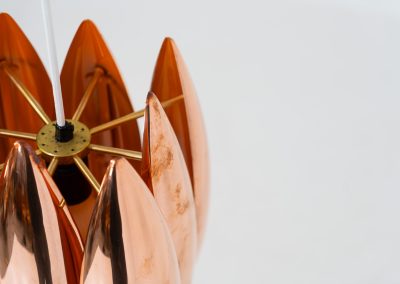 A rare copper version of the “Kastor” pendel by Jo Hammerborg for Fog & Mørup (Denmark, 1960s). An iconic example of Scandinavian modernism! This exceptional high-end piece is constructed from layered copper shells, elegantly separated by brass spacers, offering a spectacular sculptural presence. The interior is lacquered in orange, creating a warm and atmospheric glow. When illuminated, the lamp disperses light beautifully and projects a subtle star-like pattern onto the ceiling. One of Hammerborg's most striking and refined designs remaining in excellent condition, with only a light natural patina to the copper.