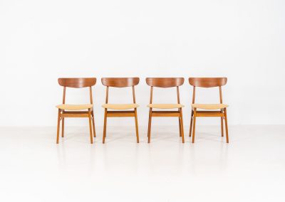 Set of 4 Mosbøl dining chairs by Findahl (Denmark, 1960s). A timeless design made with durable Danish quality. They consist of a solid beech frame and a teak backrest. Newly upholstered in a soft yellow fabric. In good condition with some normal using traces.