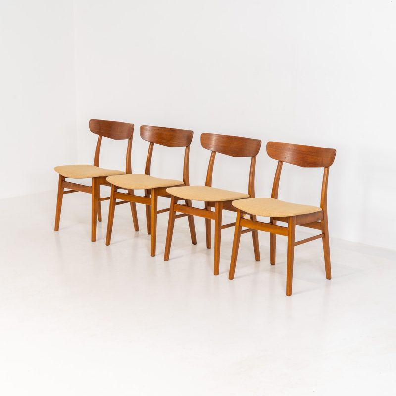 Set of 4 Mosbøl dining chairs by Findahl (Denmark, 1960s). A timeless design made with durable Danish quality. They consist of a solid beech frame and a teak backrest. Newly upholstered in a soft yellow fabric. In good condition with some normal using traces.
