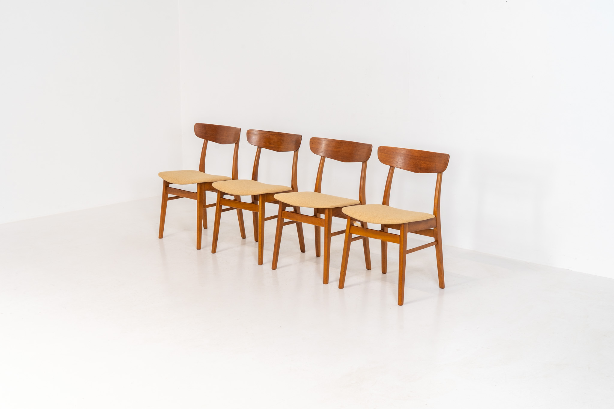 Set of 4 Mosbøl dining chairs by Findahl (Denmark, 1960s). A timeless design made with durable Danish quality. They consist of a solid beech frame and a teak backrest. Newly upholstered in a soft yellow fabric. In good condition with some normal using traces.
