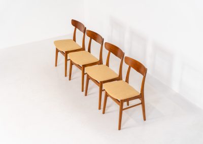 Set of 4 Mosbøl dining chairs by Findahl (Denmark, 1960s). A timeless design made with durable Danish quality. They consist of a solid beech frame and a teak backrest. Newly upholstered in a soft yellow fabric. In good condition with some normal using traces.