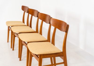 Set of 4 Mosbøl dining chairs by Findahl (Denmark, 1960s). A timeless design made with durable Danish quality. They consist of a solid beech frame and a teak backrest. Newly upholstered in a soft yellow fabric. In good condition with some normal using traces.