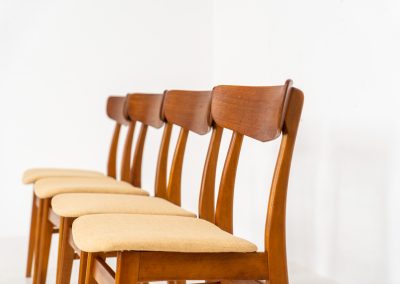 Set of 4 Mosbøl dining chairs by Findahl (Denmark, 1960s). A timeless design made with durable Danish quality. They consist of a solid beech frame and a teak backrest. Newly upholstered in a soft yellow fabric. In good condition with some normal using traces.