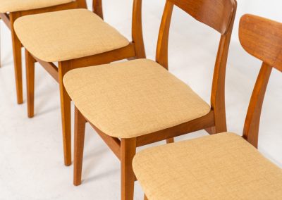 Set of 4 Mosbøl dining chairs by Findahl (Denmark, 1960s). A timeless design made with durable Danish quality. They consist of a solid beech frame and a teak backrest. Newly upholstered in a soft yellow fabric. In good condition with some normal using traces.