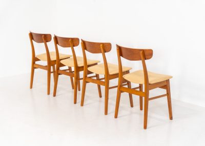 Set of 4 Mosbøl dining chairs by Findahl (Denmark, 1960s). A timeless design made with durable Danish quality. They consist of a solid beech frame and a teak backrest. Newly upholstered in a soft yellow fabric. In good condition with some normal using traces.