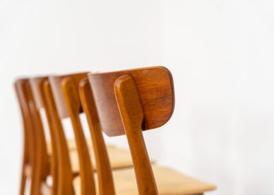 Set of 4 Mosbøl dining chairs by Findahl (Denmark, 1960s). A timeless design made with durable Danish quality. They consist of a solid beech frame and a teak backrest. Newly upholstered in a soft yellow fabric. In good condition with some normal using traces.