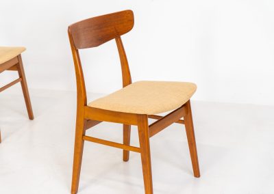 Set of 4 Mosbøl dining chairs by Findahl (Denmark, 1960s). A timeless design made with durable Danish quality. They consist of a solid beech frame and a teak backrest. Newly upholstered in a soft yellow fabric. In good condition with some normal using traces.