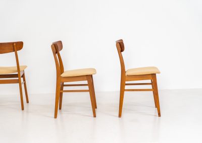 Set of 4 Mosbøl dining chairs by Findahl (Denmark, 1960s). A timeless design made with durable Danish quality. They consist of a solid beech frame and a teak backrest. Newly upholstered in a soft yellow fabric. In good condition with some normal using traces.