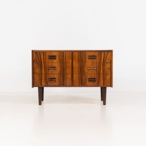 Rosewood chest of drawers by Niels J. Thorsø (Denmark, 1960s). An elegant chest of drawers crafted out of Brazilian rosewood and featuring nice sculptural handles and tapered legs. It is in very good condition.