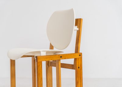 Very rare ‘Serena’ side chair by Giuseppe Davanzo for Appiani Selesione (Italy, 1960s). A sculptural and playful design by Italian architect and designer Giuseppe Davanzo, the Serena chair perfectly captures the experimental spirit of 1960s Italian modernism. The chair features a white molded plastic seat and backrest, contrasted by a solid ash wood frame. The combination of organic curves and warm natural wood creates a striking silhouette. This example remains in good vintage condition, showing visible signs of use consistent with age. The wear contributes to its authentic character and does not detract from its structural integrity.