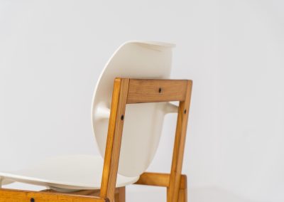 Very rare ‘Serena’ side chair by Giuseppe Davanzo for Appiani Selesione (Italy, 1960s). A sculptural and playful design by Italian architect and designer Giuseppe Davanzo, the Serena chair perfectly captures the experimental spirit of 1960s Italian modernism. The chair features a white molded plastic seat and backrest, contrasted by a solid ash wood frame. The combination of organic curves and warm natural wood creates a striking silhouette. This example remains in good vintage condition, showing visible signs of use consistent with age. The wear contributes to its authentic character and does not detract from its structural integrity.