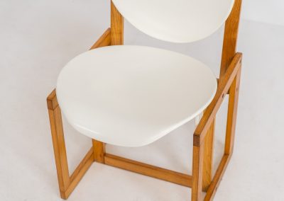 Very rare ‘Serena’ side chair by Giuseppe Davanzo for Appiani Selesione (Italy, 1960s). A sculptural and playful design by Italian architect and designer Giuseppe Davanzo, the Serena chair perfectly captures the experimental spirit of 1960s Italian modernism. The chair features a white molded plastic seat and backrest, contrasted by a solid ash wood frame. The combination of organic curves and warm natural wood creates a striking silhouette. This example remains in good vintage condition, showing visible signs of use consistent with age. The wear contributes to its authentic character and does not detract from its structural integrity.