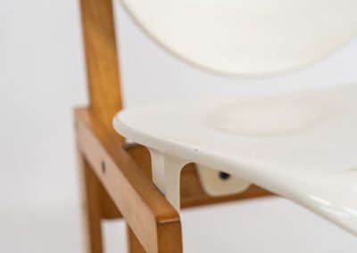 Very rare ‘Serena’ side chair by Giuseppe Davanzo for Appiani Selesione (Italy, 1960s). A sculptural and playful design by Italian architect and designer Giuseppe Davanzo, the Serena chair perfectly captures the experimental spirit of 1960s Italian modernism. The chair features a white molded plastic seat and backrest, contrasted by a solid ash wood frame. The combination of organic curves and warm natural wood creates a striking silhouette. This example remains in good vintage condition, showing visible signs of use consistent with age. The wear contributes to its authentic character and does not detract from its structural integrity.