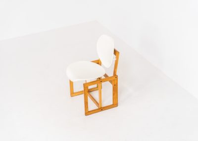 Very rare ‘Serena’ side chair by Giuseppe Davanzo for Appiani Selesione (Italy, 1960s). A sculptural and playful design by Italian architect and designer Giuseppe Davanzo, the Serena chair perfectly captures the experimental spirit of 1960s Italian modernism. The chair features a white molded plastic seat and backrest, contrasted by a solid ash wood frame. The combination of organic curves and warm natural wood creates a striking silhouette. This example remains in good vintage condition, showing visible signs of use consistent with age. The wear contributes to its authentic character and does not detract from its structural integrity.