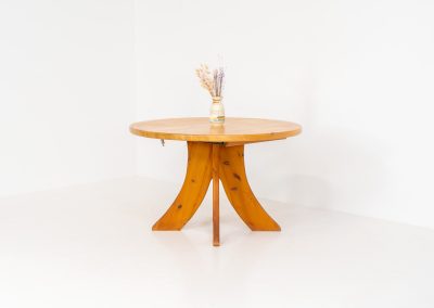 Pine dining set with extendable table and 4 Vamdrup dining chairs (Denmark, 1970s). A beautiful set with a strong, organic presence. The chairs by Vamdrup Stolefabrik are newly upholstered in an off-white fabric and feature a generously curved backrest with elegant proportions. The dining table stands on sculptural legs and features a heavy solid pine top. It extends easily from 117 cm to 166 cm, offering flexibility without compromising its robust character. Both the chairs and the table are in very good condition. Available as a set or separately upon request.