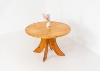 Pine dining set with extendable table and 4 Vamdrup dining chairs (Denmark, 1970s). A beautiful set with a strong, organic presence. The chairs by Vamdrup Stolefabrik are newly upholstered in an off-white fabric and feature a generously curved backrest with elegant proportions. The dining table stands on sculptural legs and features a heavy solid pine top. It extends easily from 117 cm to 166 cm, offering flexibility without compromising its robust character. Both the chairs and the table are in very good condition. Available as a set or separately upon request.