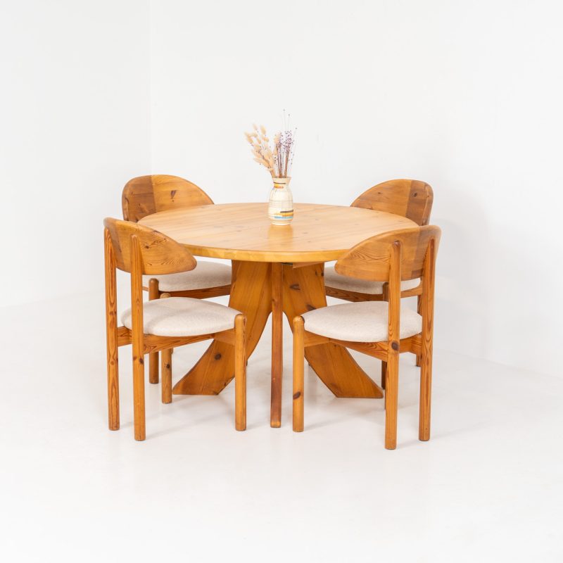 Pine dining set with extendable table and 4 Vamdrup dining chairs (Denmark, 1970s). A beautiful set with a strong, organic presence. The chairs by Vamdrup Stolefabrik are newly upholstered in an off-white fabric and feature a generously curved backrest with elegant proportions. The dining table stands on sculptural legs and features a heavy solid pine top. It extends easily from 117 cm to 166 cm, offering flexibility without compromising its robust character. Both the chairs and the table are in very good condition. Available as a set or separately upon request.