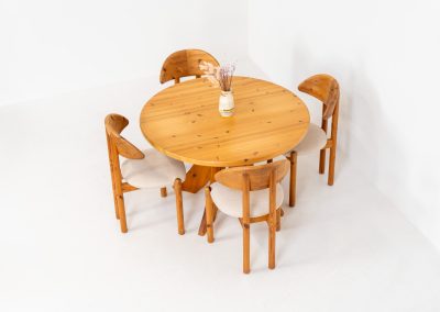 Pine dining set with extendable table and 4 Vamdrup dining chairs (Denmark, 1970s). A beautiful set with a strong, organic presence. The chairs by Vamdrup Stolefabrik are newly upholstered in an off-white fabric and feature a generously curved backrest with elegant proportions. The dining table stands on sculptural legs and features a heavy solid pine top. It extends easily from 117 cm to 166 cm, offering flexibility without compromising its robust character. Both the chairs and the table are in very good condition. Available as a set or separately upon request.