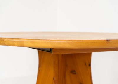 Pine dining set with extendable table and 4 Vamdrup dining chairs (Denmark, 1970s). A beautiful set with a strong, organic presence. The chairs by Vamdrup Stolefabrik are newly upholstered in an off-white fabric and feature a generously curved backrest with elegant proportions. The dining table stands on sculptural legs and features a heavy solid pine top. It extends easily from 117 cm to 166 cm, offering flexibility without compromising its robust character. Both the chairs and the table are in very good condition. Available as a set or separately upon request.