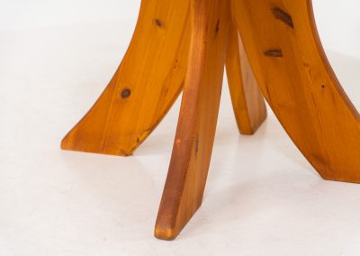 Pine dining set with extendable table and 4 Vamdrup dining chairs (Denmark, 1970s). A beautiful set with a strong, organic presence. The chairs by Vamdrup Stolefabrik are newly upholstered in an off-white fabric and feature a generously curved backrest with elegant proportions. The dining table stands on sculptural legs and features a heavy solid pine top. It extends easily from 117 cm to 166 cm, offering flexibility without compromising its robust character. Both the chairs and the table are in very good condition. Available as a set or separately upon request.