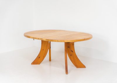 Pine dining set with extendable table and 4 Vamdrup dining chairs (Denmark, 1970s). A beautiful set with a strong, organic presence. The chairs by Vamdrup Stolefabrik are newly upholstered in an off-white fabric and feature a generously curved backrest with elegant proportions. The dining table stands on sculptural legs and features a heavy solid pine top. It extends easily from 117 cm to 166 cm, offering flexibility without compromising its robust character. Both the chairs and the table are in very good condition. Available as a set or separately upon request.