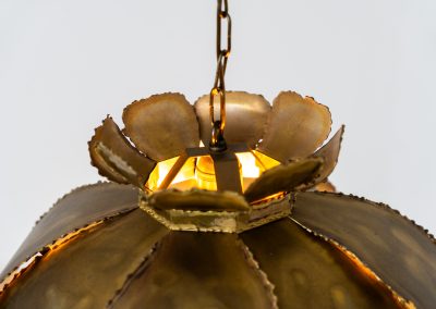 Flower-shaped pendant light by Svend Aage Holm Sørensen (Denmark, 1960s). An exceptional Brutalist pendant, crafted from layered, flame-cut and acid-treated brass slats. The sculptural construction creates a striking interplay of light and shadow, while the beautifully developed patina enhances its raw, organic character. A true eye-catcher with strong presence. In original, well-preserved condition. Marked by the maker.