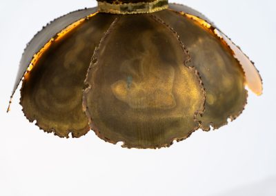 Flower-shaped pendant light by Svend Aage Holm Sørensen (Denmark, 1960s). An exceptional Brutalist pendant, crafted from layered, flame-cut and acid-treated brass slats. The sculptural construction creates a striking interplay of light and shadow, while the beautifully developed patina enhances its raw, organic character. A true eye-catcher with strong presence. In original, well-preserved condition. Marked by the maker.