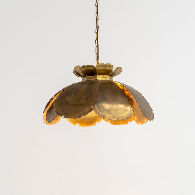 Flower-shaped pendant light by Svend Aage Holm Sørensen (Denmark, 1960s). An exceptional Brutalist pendant, crafted from layered, flame-cut and acid-treated brass slats. The sculptural construction creates a striking interplay of light and shadow, while the beautifully developed patina enhances its raw, organic character. A true eye-catcher with strong presence. In original, well-preserved condition. Marked by the maker.