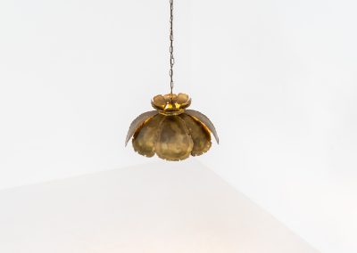 Flower-shaped pendant light by Svend Aage Holm Sørensen (Denmark, 1960s). An exceptional Brutalist pendant, crafted from layered, flame-cut and acid-treated brass slats. The sculptural construction creates a striking interplay of light and shadow, while the beautifully developed patina enhances its raw, organic character. A true eye-catcher with strong presence. In original, well-preserved condition. Marked by the maker.