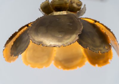 Flower-shaped pendant light by Svend Aage Holm Sørensen (Denmark, 1960s). An exceptional Brutalist pendant, crafted from layered, flame-cut and acid-treated brass slats. The sculptural construction creates a striking interplay of light and shadow, while the beautifully developed patina enhances its raw, organic character. A true eye-catcher with strong presence. In original, well-preserved condition. Marked by the maker.