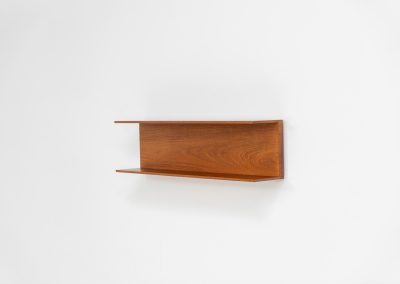 Wall shelf by Walter Wirz for Wilhelm Renz (Germany, 1965). These iconic U-shaped wall shelve in teak is just stunning. it’s sleek, timeless and absolutely beautiful. The shelves remain in very good and original condition. Labeled by maker.