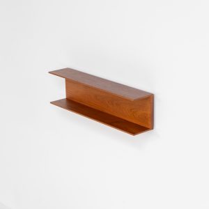 Wall shelf by Walter Wirz for Wilhelm Renz (Germany, 1965). These iconic U-shaped wall shelve in teak is just stunning. it’s sleek, timeless and absolutely beautiful. The shelves remain in very good and original condition. Labeled by maker.