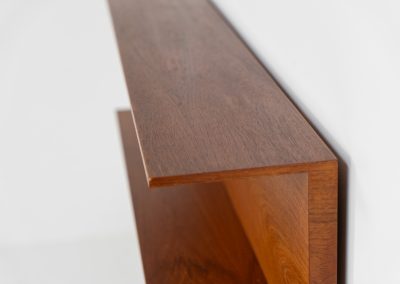 Wall shelf by Walter Wirz for Wilhelm Renz (Germany, 1965). These iconic U-shaped wall shelve in teak is just stunning. it’s sleek, timeless and absolutely beautiful. The shelves remain in very good and original condition. Labeled by maker.