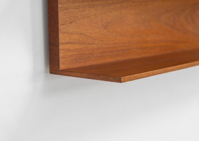 Wall shelf by Walter Wirz for Wilhelm Renz (Germany, 1965). These iconic U-shaped wall shelve in teak is just stunning. it’s sleek, timeless and absolutely beautiful. The shelves remain in very good and original condition. Labeled by maker.