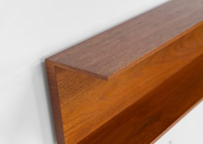 Wall shelf by Walter Wirz for Wilhelm Renz (Germany, 1965). These iconic U-shaped wall shelve in teak is just stunning. it’s sleek, timeless and absolutely beautiful. The shelves remain in very good and original condition. Labeled by maker.