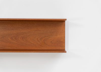 Wall shelf by Walter Wirz for Wilhelm Renz (Germany, 1965). These iconic U-shaped wall shelve in teak is just stunning. it’s sleek, timeless and absolutely beautiful. The shelves remain in very good and original condition. Labeled by maker.