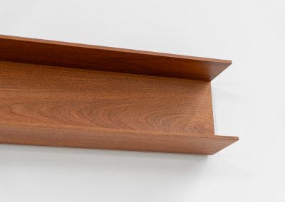 Wall shelf by Walter Wirz for Wilhelm Renz (Germany, 1965). These iconic U-shaped wall shelve in teak is just stunning. it’s sleek, timeless and absolutely beautiful. The shelves remain in very good and original condition. Labeled by maker.