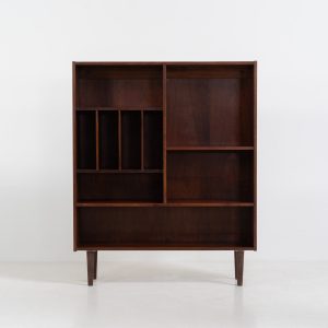 Rosewood bookcase by Aejm Møbler (Denmark, 1960s). Minimalist Danish bookcase crafted in richly grained rosewood. The design is clean and architectural, with well-balanced proportions and a strong vertical rhythm. The cabinet features fixed shelves and four integrated record dividers, making it ideal for vinyl storage while still offering versatile display space. A well-built and functional piece with the original maker's label intact. Presented in good vintage condition with only light, age-appropriate wear.
