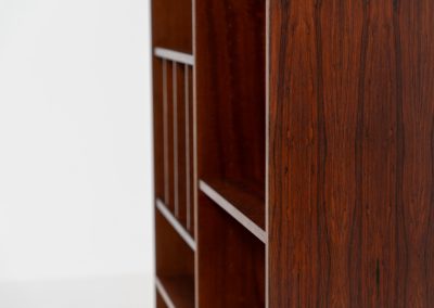 Rosewood bookcase by Aejm Møbler (Denmark, 1960s). Minimalist Danish bookcase crafted in richly grained rosewood. The design is clean and architectural, with well-balanced proportions and a strong vertical rhythm. The cabinet features fixed shelves and four integrated record dividers, making it ideal for vinyl storage while still offering versatile display space. A well-built and functional piece with the original maker's label intact. Presented in good vintage condition with only light, age-appropriate wear.
