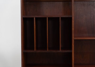Rosewood bookcase by Aejm Møbler (Denmark, 1960s). Minimalist Danish bookcase crafted in richly grained rosewood. The design is clean and architectural, with well-balanced proportions and a strong vertical rhythm. The cabinet features fixed shelves and four integrated record dividers, making it ideal for vinyl storage while still offering versatile display space. A well-built and functional piece with the original maker's label intact. Presented in good vintage condition with only light, age-appropriate wear.