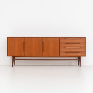 “RT200” sideboard by Heinrich Riestenpatt (Germany, 1960s). A very elegant sideboard by German designer Heinrich Riestenpatt, executed in warm teak. The clean, architectural form is complemented by stunning organic handles and beautifully balanced proportions. A distinctive feature of this piece is the set of sculpted, slightly stepped drawers, offering both visual rhythm and practical storage. Three doors reveal generous interior space, making the sideboard as functional as it is refined. A timeless example of German modern design, presented in excellent vintage condition.