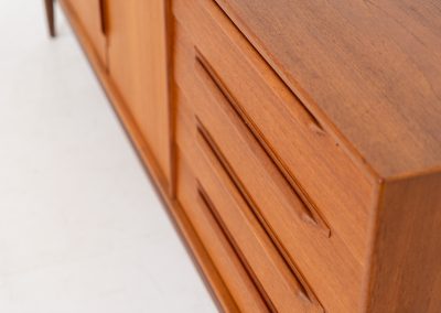 “RT200” sideboard by Heinrich Riestenpatt (Germany, 1960s). A very elegant sideboard by German designer Heinrich Riestenpatt, executed in warm teak. The clean, architectural form is complemented by stunning organic handles and beautifully balanced proportions. A distinctive feature of this piece is the set of sculpted, slightly stepped drawers, offering both visual rhythm and practical storage. Three doors reveal generous interior space, making the sideboard as functional as it is refined. A timeless example of German modern design, presented in excellent vintage condition.