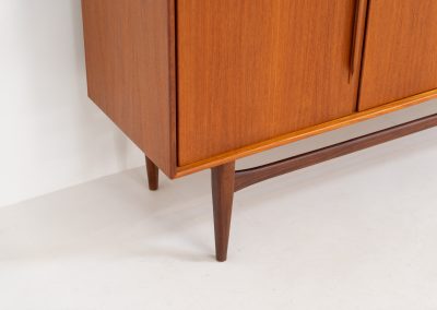 “RT200” sideboard by Heinrich Riestenpatt (Germany, 1960s). A very elegant sideboard by German designer Heinrich Riestenpatt, executed in warm teak. The clean, architectural form is complemented by stunning organic handles and beautifully balanced proportions. A distinctive feature of this piece is the set of sculpted, slightly stepped drawers, offering both visual rhythm and practical storage. Three doors reveal generous interior space, making the sideboard as functional as it is refined. A timeless example of German modern design, presented in excellent vintage condition.