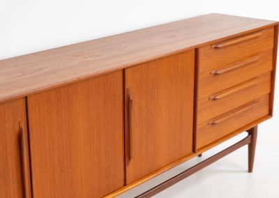 “RT200” sideboard by Heinrich Riestenpatt (Germany, 1960s). A very elegant sideboard by German designer Heinrich Riestenpatt, executed in warm teak. The clean, architectural form is complemented by stunning organic handles and beautifully balanced proportions. A distinctive feature of this piece is the set of sculpted, slightly stepped drawers, offering both visual rhythm and practical storage. Three doors reveal generous interior space, making the sideboard as functional as it is refined. A timeless example of German modern design, presented in excellent vintage condition.