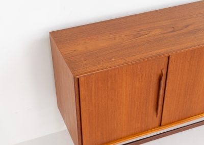 “RT200” sideboard by Heinrich Riestenpatt (Germany, 1960s). A very elegant sideboard by German designer Heinrich Riestenpatt, executed in warm teak. The clean, architectural form is complemented by stunning organic handles and beautifully balanced proportions. A distinctive feature of this piece is the set of sculpted, slightly stepped drawers, offering both visual rhythm and practical storage. Three doors reveal generous interior space, making the sideboard as functional as it is refined. A timeless example of German modern design, presented in excellent vintage condition.
