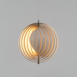 A wonderful example of an early “Moon” pendant light by Verner Panton for Louis Poulsen (Denmark, 1960s). An early model of the iconic Space Age "moon lamp," also known as the Visor pendant, designed by Verner Panton in the 1960s and produced by Louis Poulsen, Denmark. This sculptural piece features ten white, rotatable rings made of enameled metal, arranged around a central light source. The adjustable blades allow for subtle variation in light diffusion, creating a warm, atmospheric glow while maintaining its striking geometric presence. A true Danish Op-Art design classic, the lamp combines functionality with a bold visual identity that remains timeless. The lamp is in very good vintage condition with some minor scuffs in the paint.