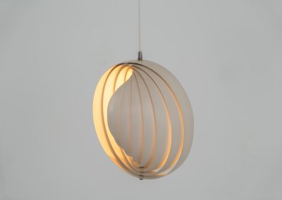 A wonderful example of an early “Moon” pendant light by Verner Panton for Louis Poulsen (Denmark, 1960s). An early model of the iconic Space Age "moon lamp," also known as the Visor pendant, designed by Verner Panton in the 1960s and produced by Louis Poulsen, Denmark. This sculptural piece features ten white, rotatable rings made of enameled metal, arranged around a central light source. The adjustable blades allow for subtle variation in light diffusion, creating a warm, atmospheric glow while maintaining its striking geometric presence. A true Danish Op-Art design classic, the lamp combines functionality with a bold visual identity that remains timeless. The lamp is in very good vintage condition with some minor scuffs in the paint.