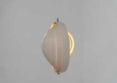 A wonderful example of an early “Moon” pendant light by Verner Panton for Louis Poulsen (Denmark, 1960s). An early model of the iconic Space Age "moon lamp," also known as the Visor pendant, designed by Verner Panton in the 1960s and produced by Louis Poulsen, Denmark. This sculptural piece features ten white, rotatable rings made of enameled metal, arranged around a central light source. The adjustable blades allow for subtle variation in light diffusion, creating a warm, atmospheric glow while maintaining its striking geometric presence. A true Danish Op-Art design classic, the lamp combines functionality with a bold visual identity that remains timeless. The lamp is in very good vintage condition with some minor scuffs in the paint.