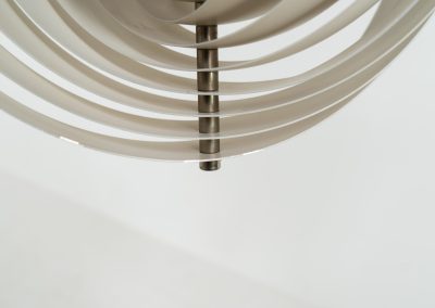 A wonderful example of an early “Moon” pendant light by Verner Panton for Louis Poulsen (Denmark, 1960s). An early model of the iconic Space Age "moon lamp," also known as the Visor pendant, designed by Verner Panton in the 1960s and produced by Louis Poulsen, Denmark. This sculptural piece features ten white, rotatable rings made of enameled metal, arranged around a central light source. The adjustable blades allow for subtle variation in light diffusion, creating a warm, atmospheric glow while maintaining its striking geometric presence. A true Danish Op-Art design classic, the lamp combines functionality with a bold visual identity that remains timeless. The lamp is in very good vintage condition with some minor scuffs in the paint.